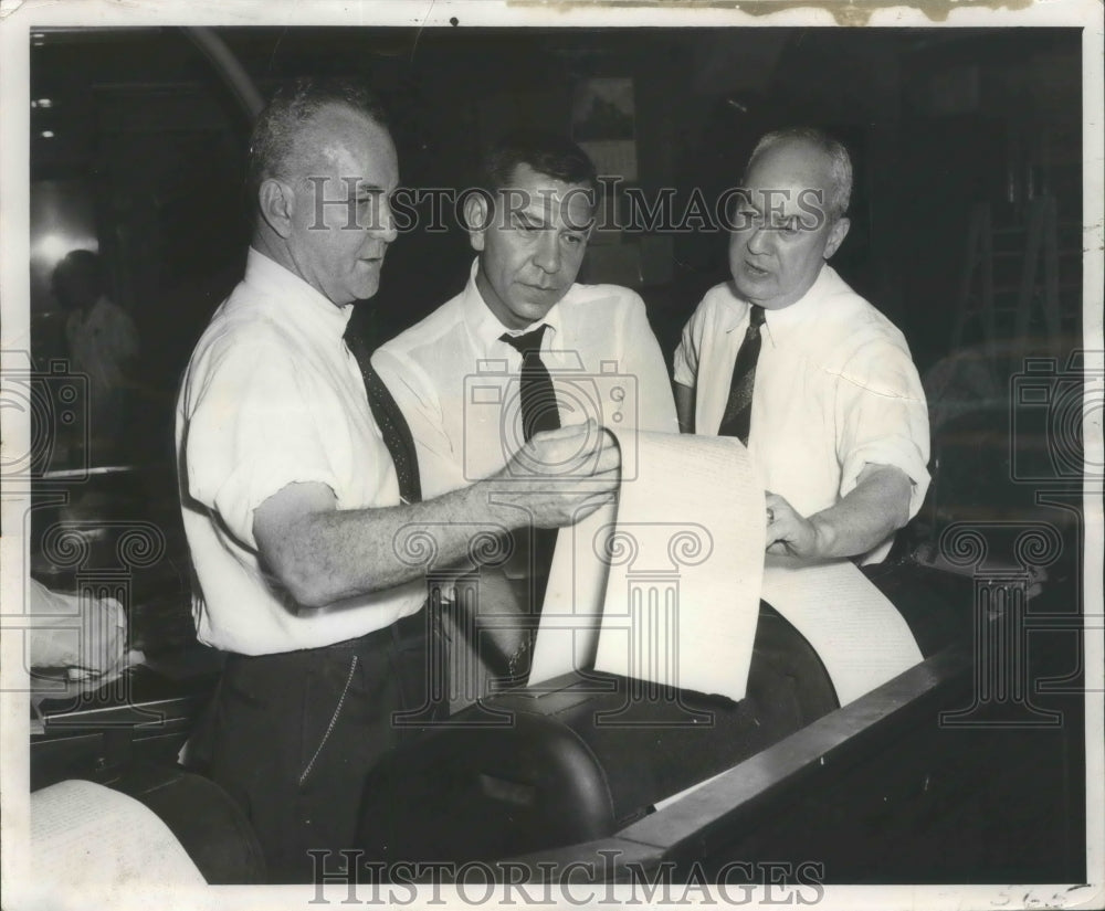 1959 Press Photo Actor Jack Webb in Daily News Office, New York - Historic Images