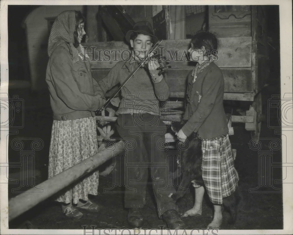 1947 Press Photo Gypsy Boy Serenades Girls with Violin - Historic Images