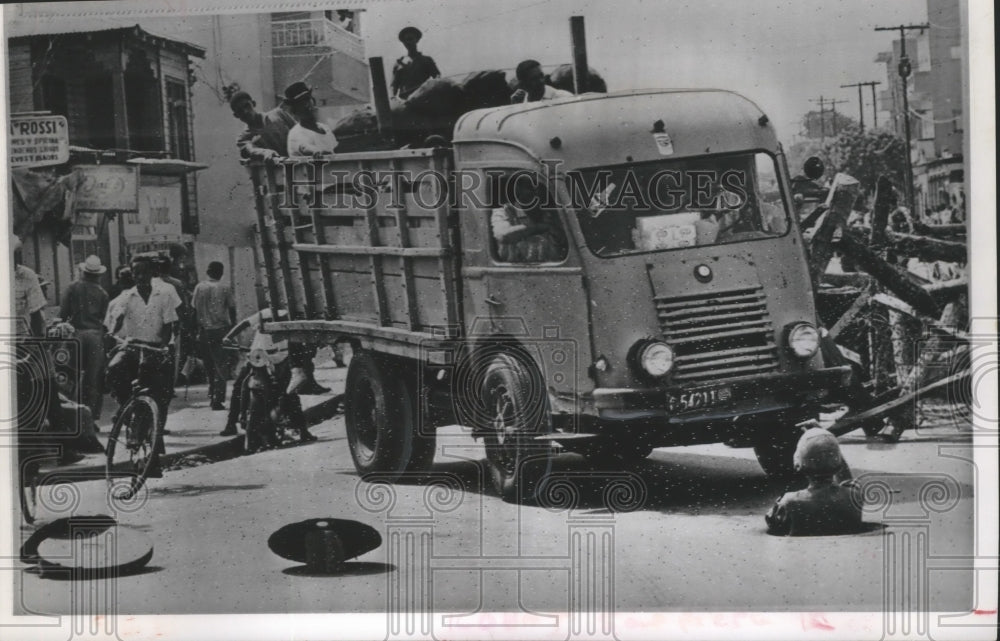 1965 Press Photo US Soldier Manhole Position, Santo Domingo, Dominican Republic - Historic Images