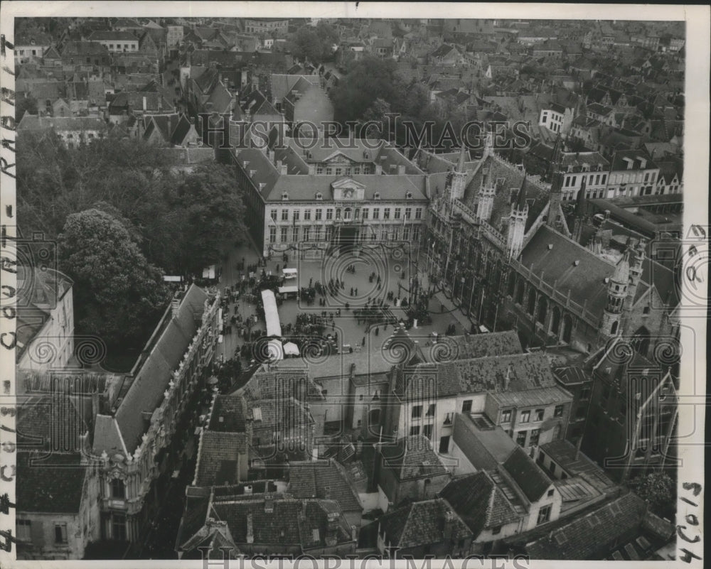 1947 Press Photo Holy Blood Procession at Place du Bourg, Bruges, Belgium - Historic Images