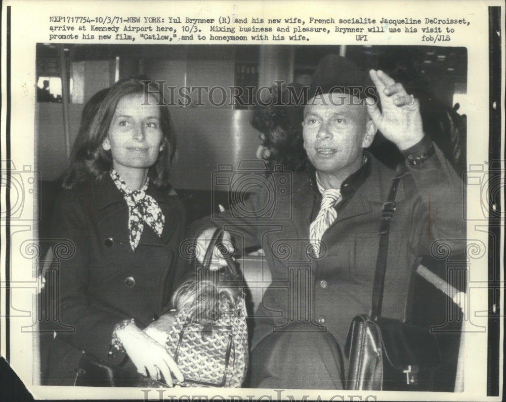 1971 Press Photo Actor Yul Brynner &amp; Jacqueline DeCroisset Arrive in New York - Historic Images