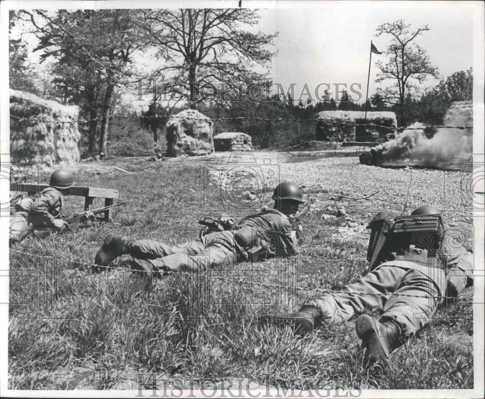 1966 Press Photo US Military Fort Lewis Pfc Jamer Flakker in Training - Historic Images