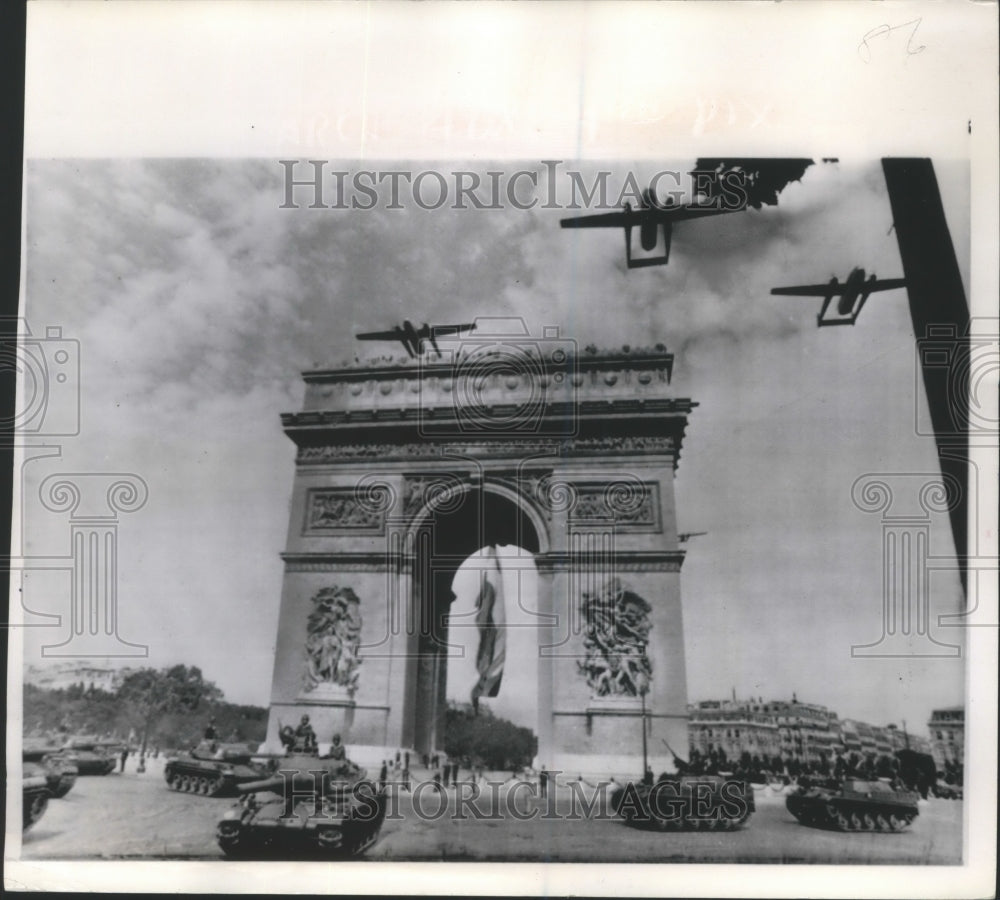 1970 Press Photo Nord-Atlas Planes over Arc de Triomph, Paris, France - Historic Images