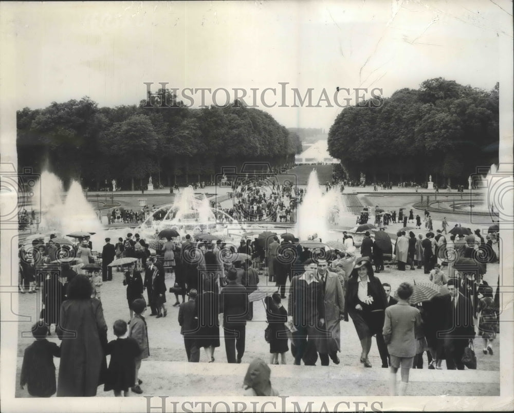 1946 Press Photo Palace of Versailles Garden Fountains Turned on after WWII - Historic Images