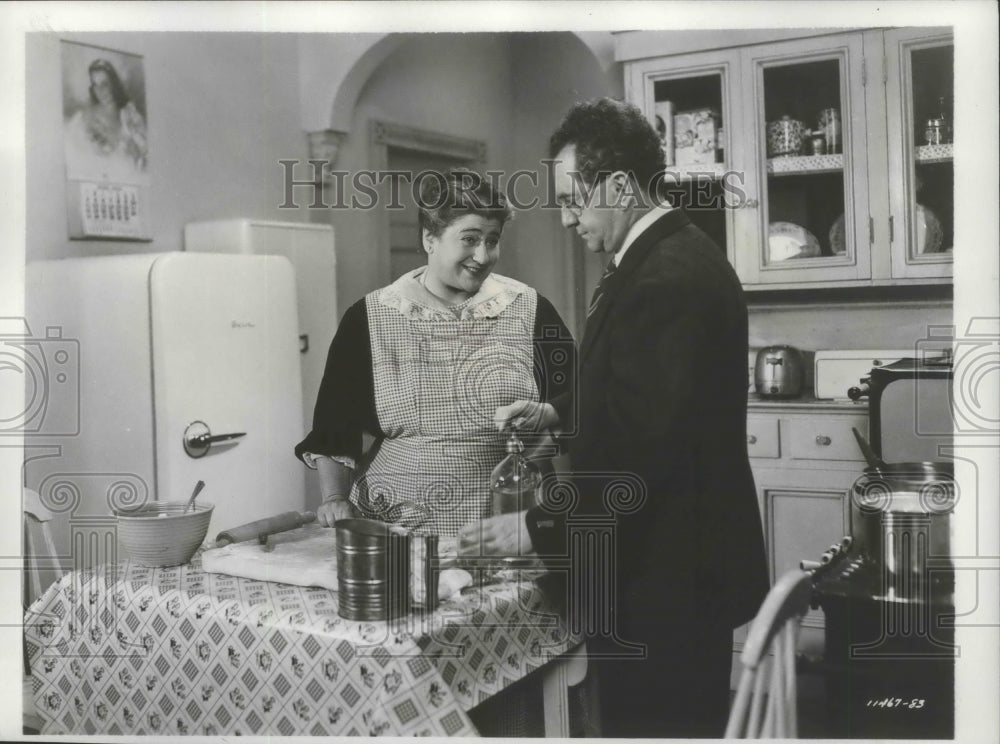 1951 Press Photo Actors Gertrude Berg, Philip Loeb in &quot;Molly&quot; TV Show - Historic Images