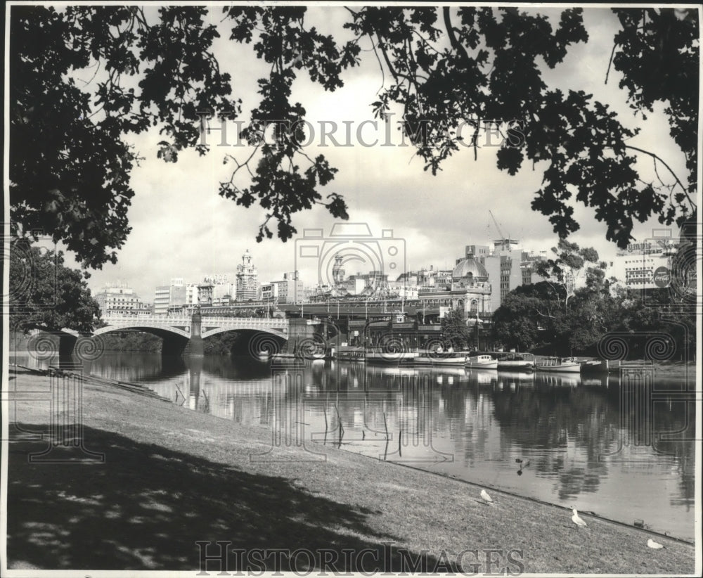 Press Photo Melbourne, Australia Skyline - Historic Images