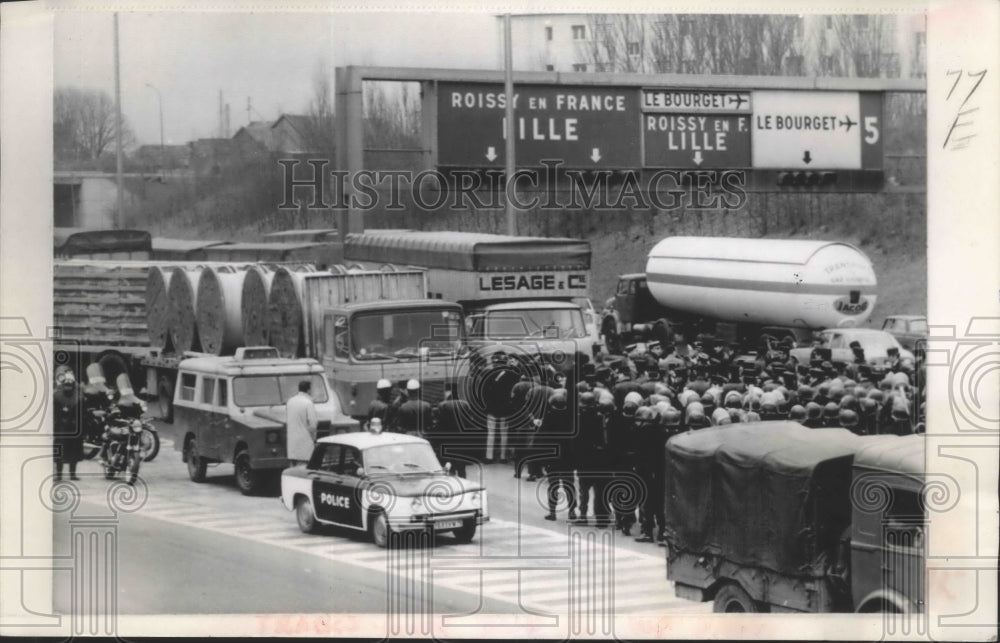 1971 Press Photo Truck Drivers Block Paris Highway in Protest, France - Historic Images