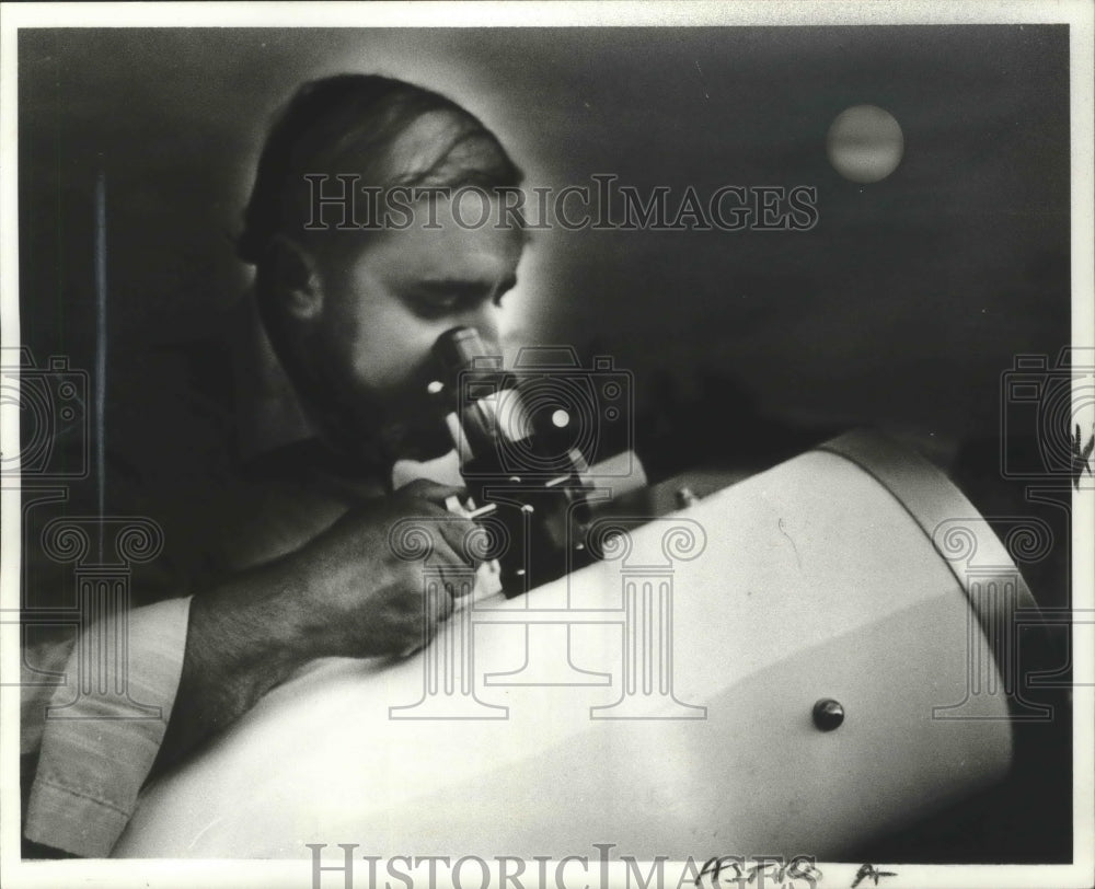 1981 Press Photo Astronomer Frank Galea with Telescope - Historic Images