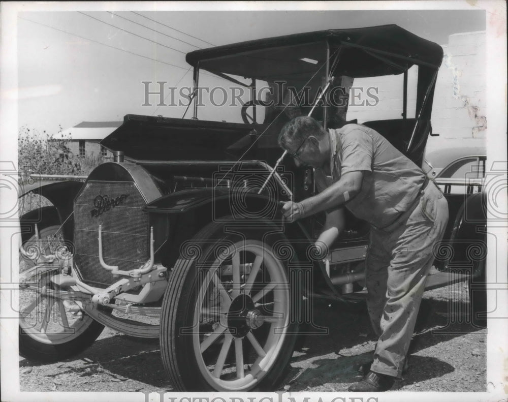 1963 Press Photo Walter Kimbrel of Grand Prairie, Texas Repairing 1911 Pierce - Historic Images