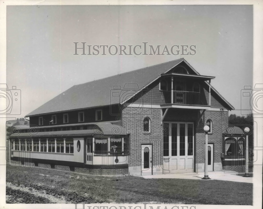 1947 Press Photo Train/Locomotive/Railway Cars Connected to Museum Building - Historic Images