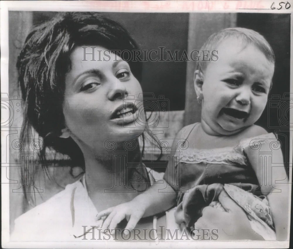 1963 Press Photo Actress Sophia Loren w/ Daughter Caterina in Naples, Italy - Historic Images