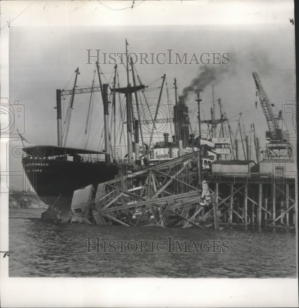 1954 Press Photo FJ Luckenbach Ship Crane Accident, Portland, Oregon - Historic Images