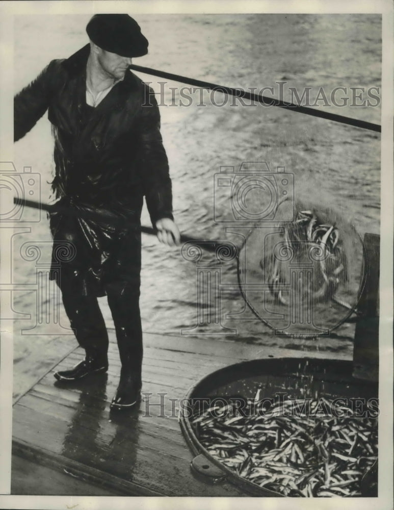 1940 Press Photo Smelt Fisherman - Historic Images