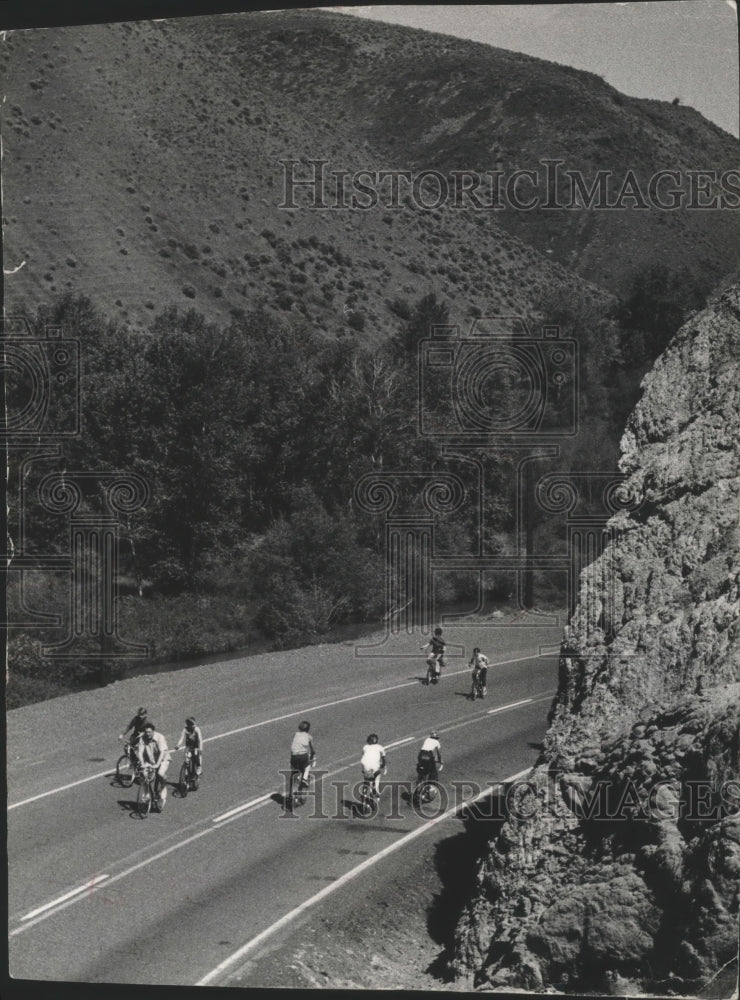 1972 Press Photo Yakima Canyon Bicyclists, Washington - ftx02424-Historic Images