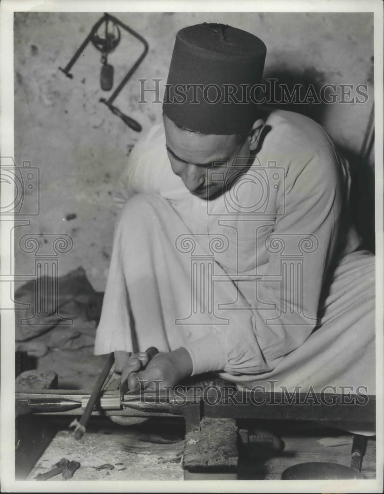 1950 Press Photo Egyptian Craftsman Working Brass - Historic Images