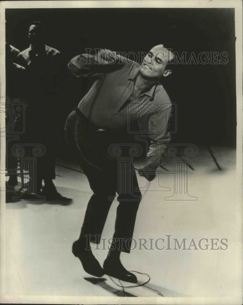 1966 Press Photo Singer Harry Belafonte for African Students&#39; Conference Benefit - Historic Images