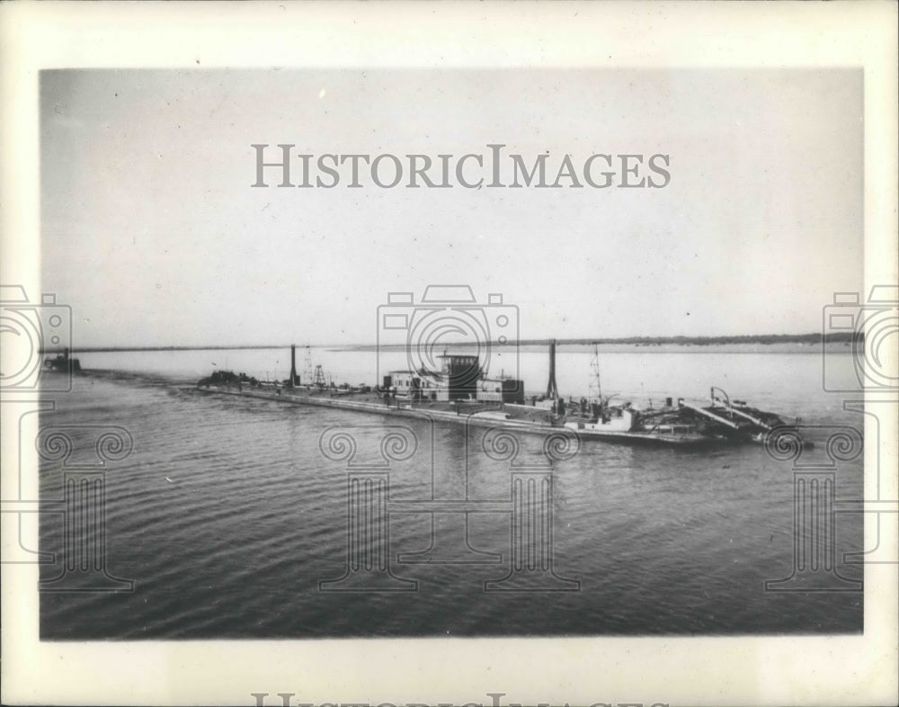 1945 Press Photo Volga River, Russia Barge - Historic Images