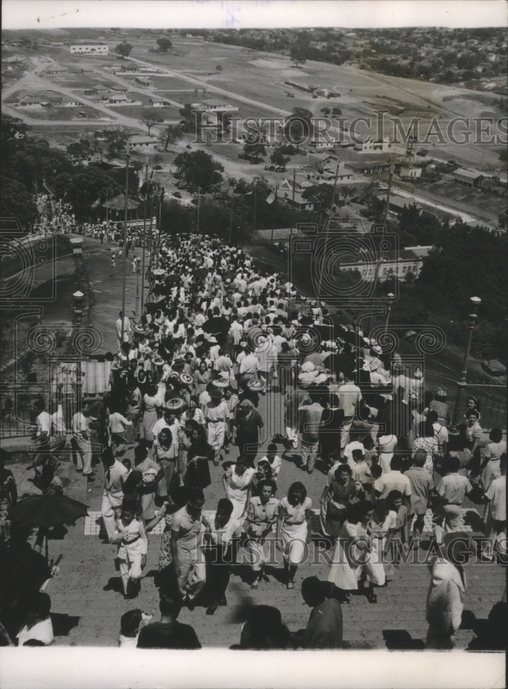 1950 Press Photo Brazilian Pilgrimage to Church for Le Penha - Historic Images