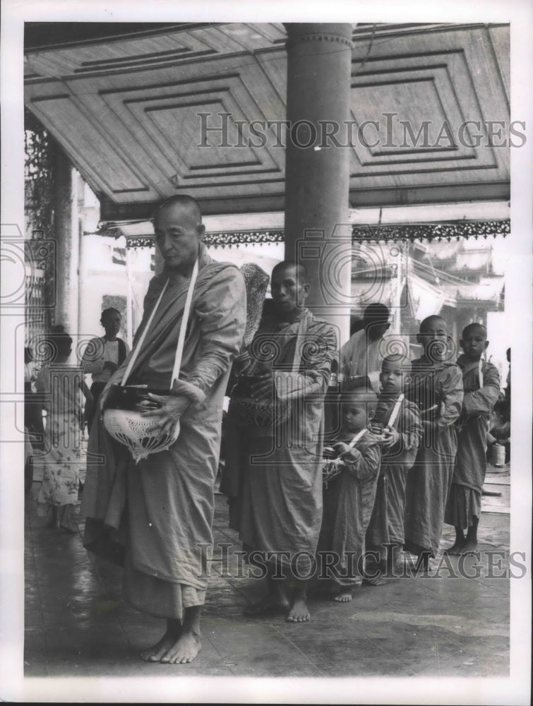 1958 Press Photo Burmese Monks Collecting Charity Food, Rangoon - Historic Images