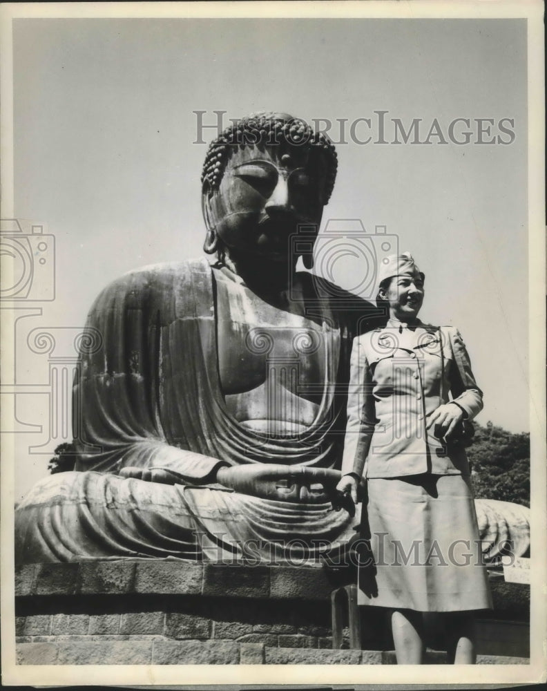 1949 Press Photo Sgt Regina Christowski at Kamakura, Japan Buddah Statue - Historic Images