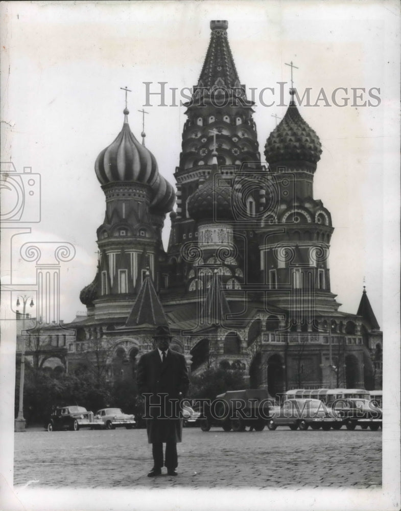 1958 Press Photo Wayne W Parrish at St Basil&#39;s Cathedral, Moscow, Russia - Historic Images