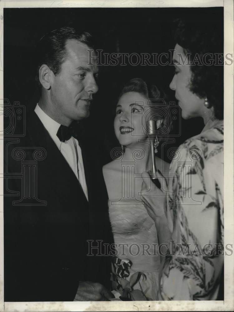 1953 Press Photo Gig Young and Mala Powers at a Beverly Hills Theatre - Historic Images