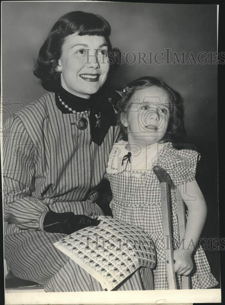 1949 Press Photo Actress Jane Wyman and Carol Ann Moores, 5, of Los Angeles - Historic Images