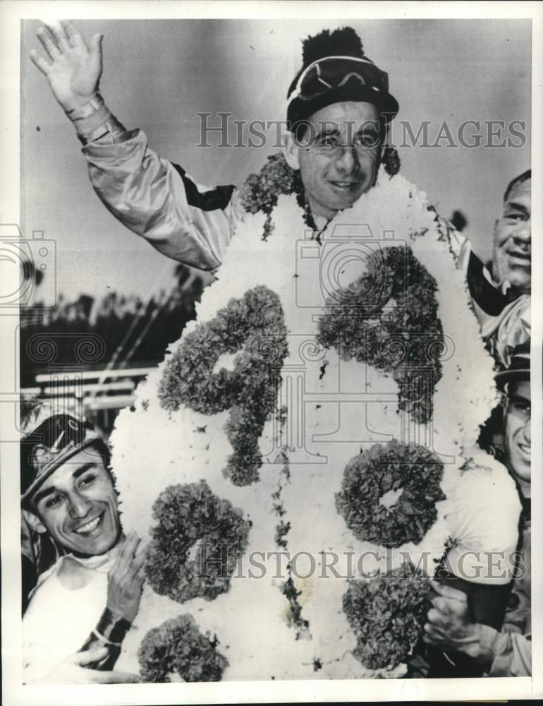 1952 Press Photo California-Jockey Johnny Longden wins Hollywood Park Race - Historic Images