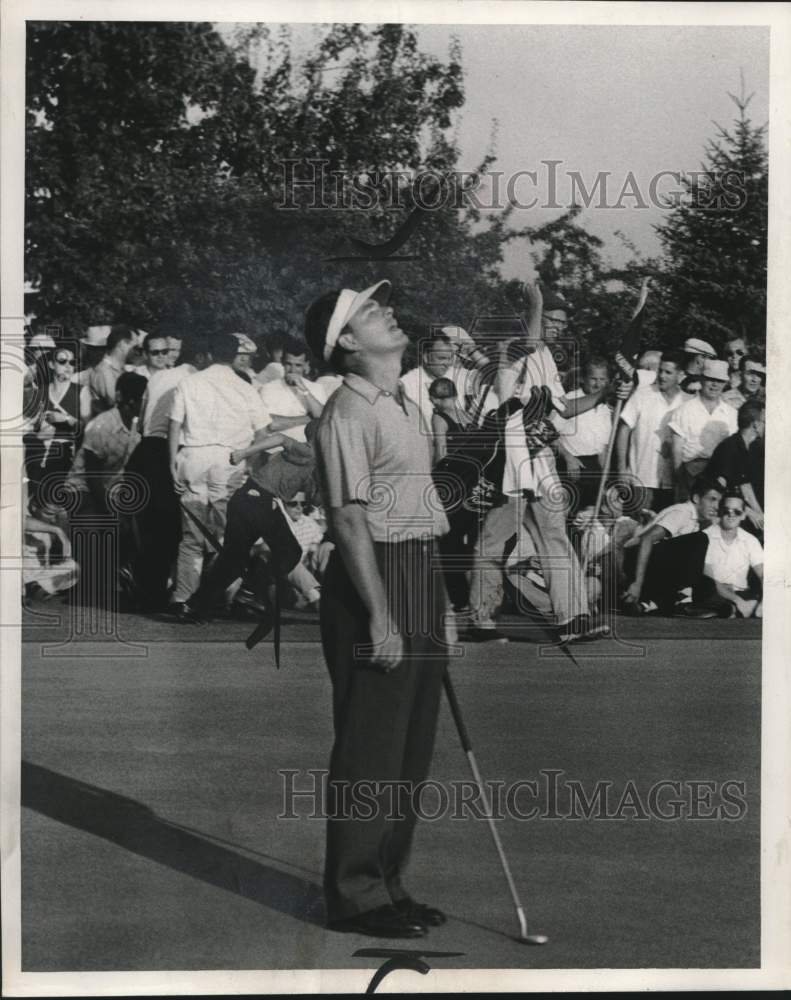 1955 Press Photo Jack Burke Jr. as he was short by inches of sinking putt - Historic Images