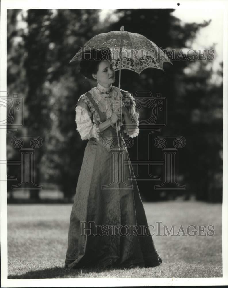 2001 Press Photo Sally Field Stars in &quot;A Woman of Independent Means&quot; - Historic Images