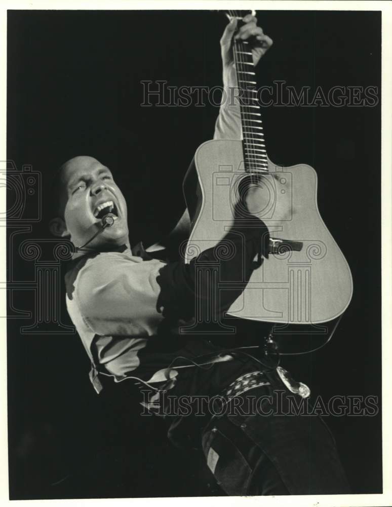 1994 Press Photo Musician Garth Brooks in one of his performances - Historic Images