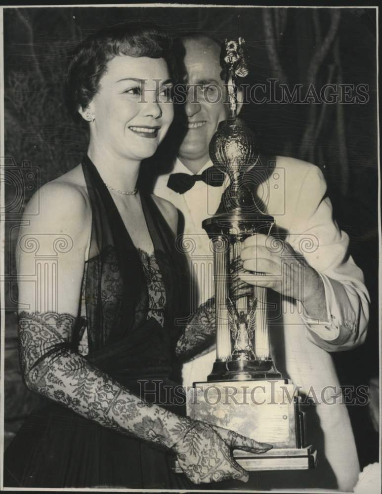 1951 Henry Gris gives World&#39;s Favorite Actress trophy to Jane Wyman-Historic Images