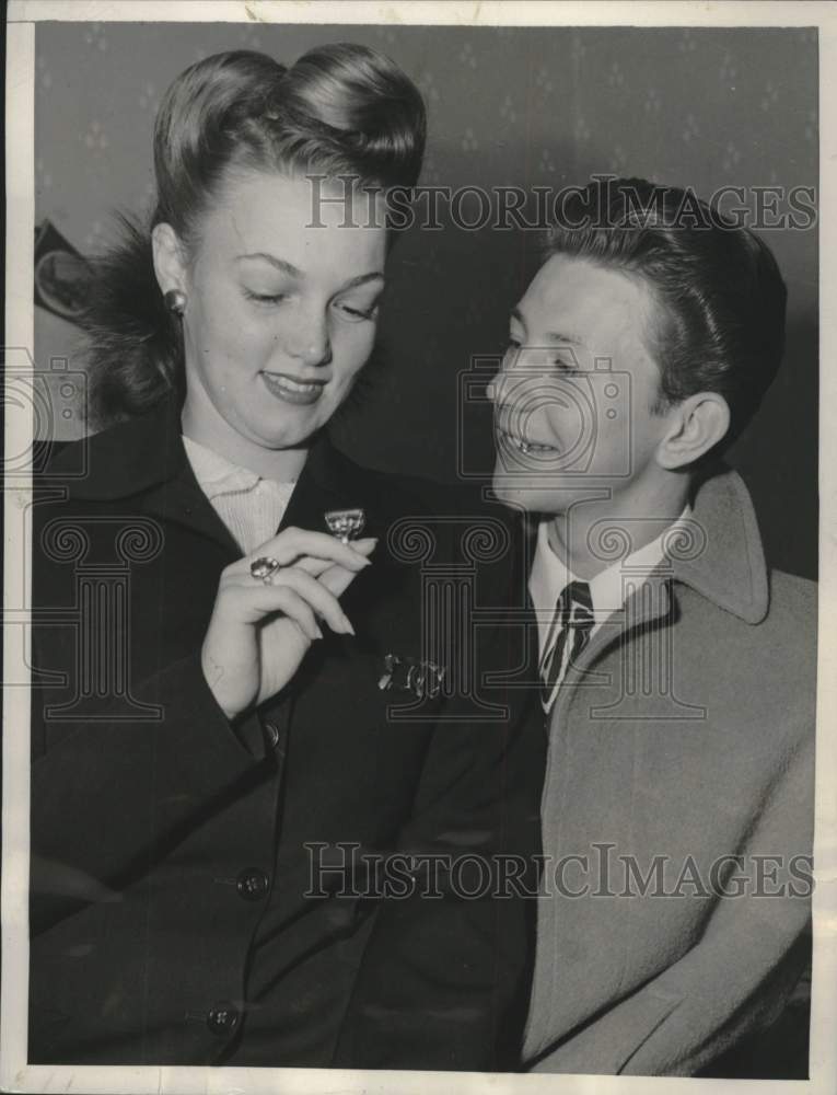 1944 Press Photo Gwen Carter with her husband Donald O&#39;Connor in Hollywood - Historic Images