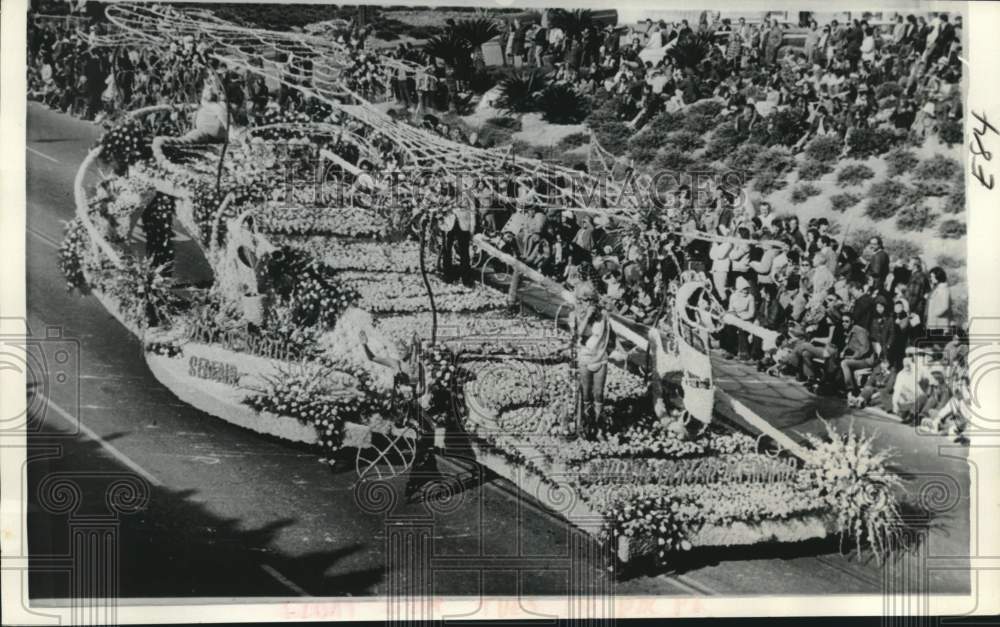 1973 Press Photo Million Dollar Mermaid Float in Rose Bowl Parade in Pasadena - Historic Images