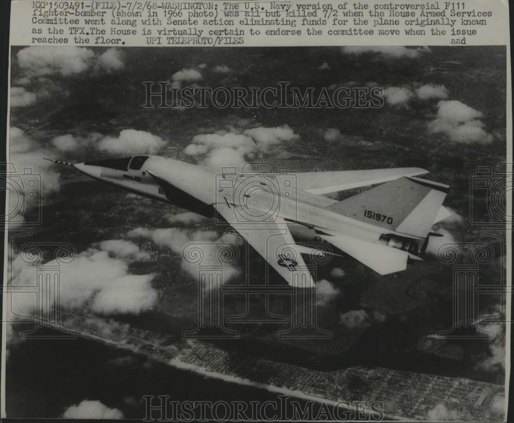 1968 Press Photo The controversial F111 fighter-bomber plane during a flight - Historic Images