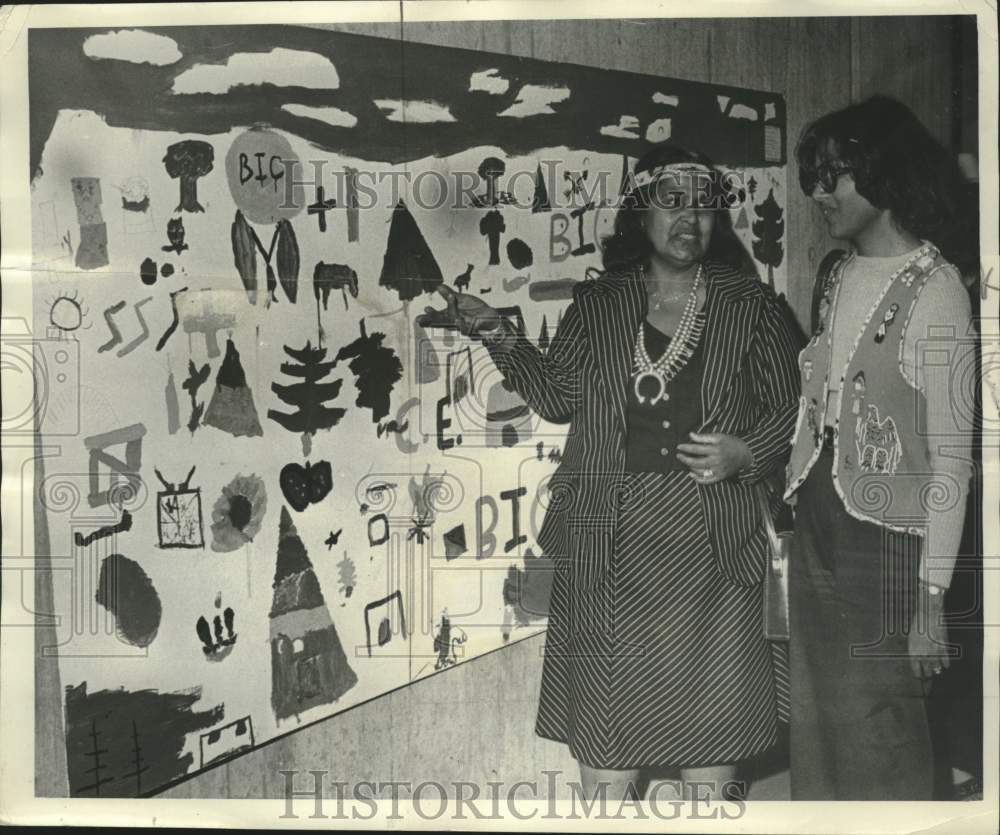 1976 Press Photo Lavinia Underwood of Wampanoag Tribe with Claudette Bradley - Historic Images