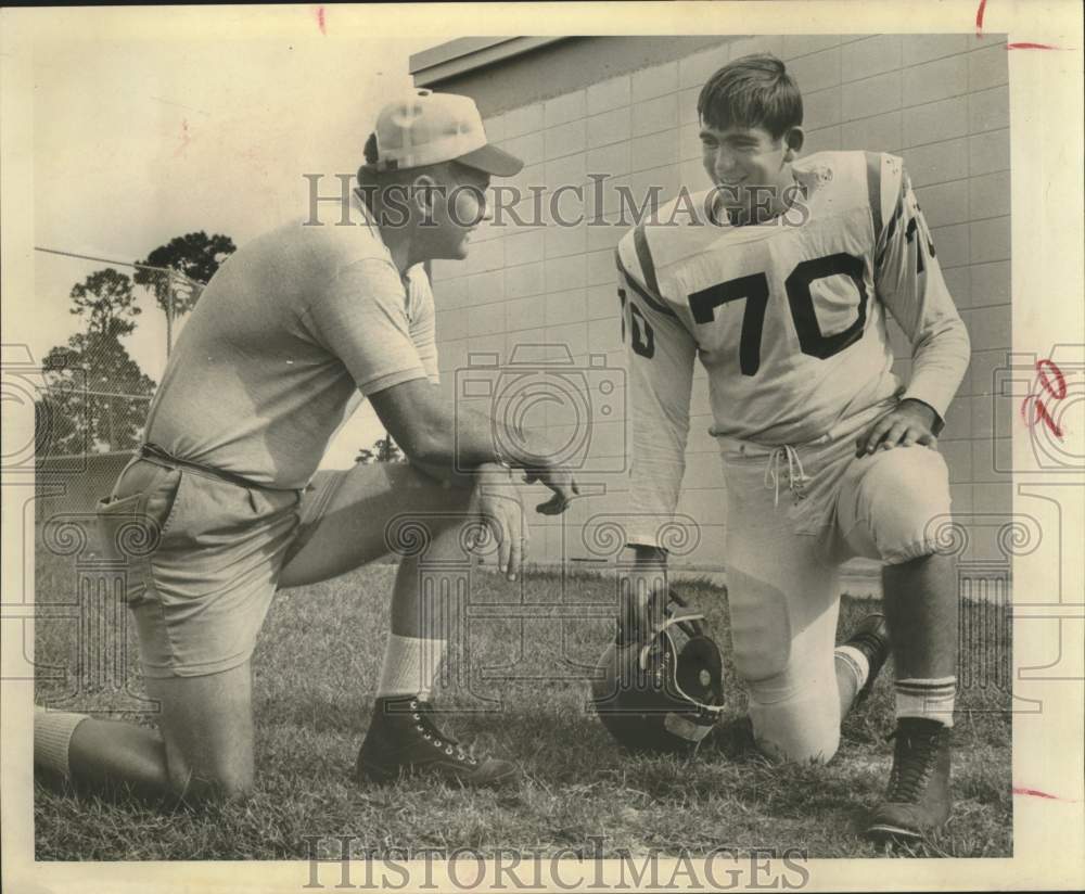 1965 Press Photo Football Player Billy Spencer in Uniform &amp; Dick Pugh- Historic Images