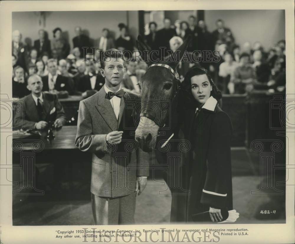 1953 Press Photo Donald O&#39;Connor and Yvette Dugay With Horse In Court - Historic Images