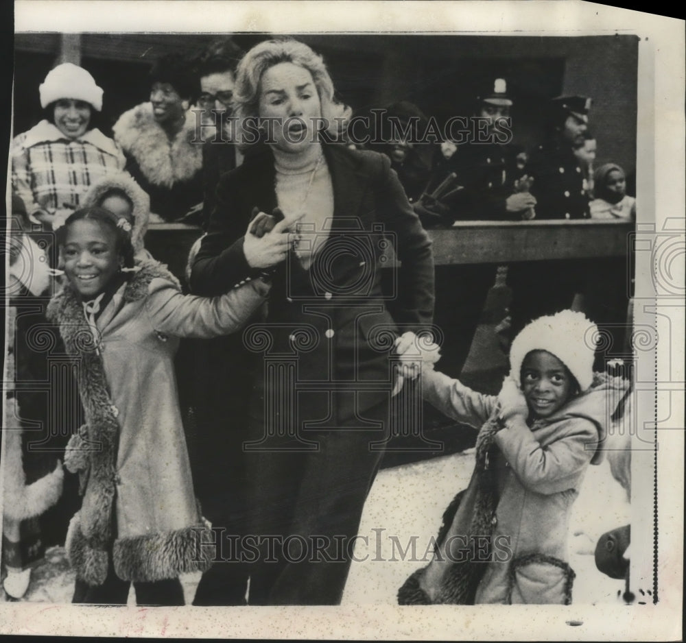 1975 Press Photo Ethel Kennedy at Bedford-Stuyvesant Christmas Skating Party - Historic Images