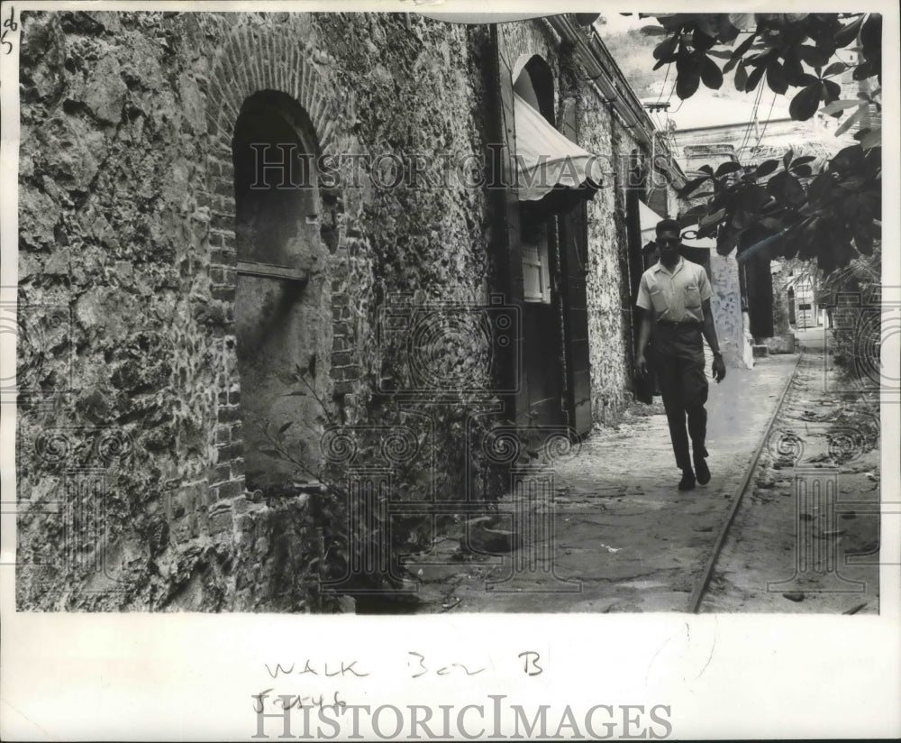 1965 Press Photo Walls in Arcade &amp; Shops of St. Thomas are Ancient &amp; 3-Feet High - Historic Images