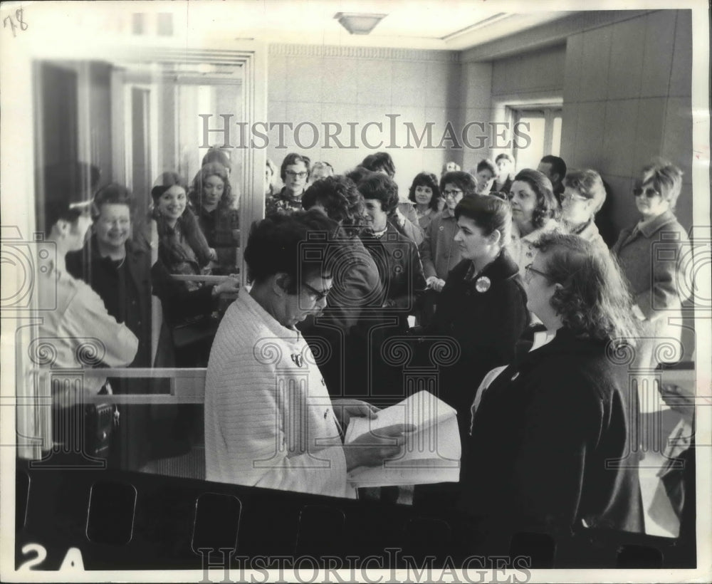 1972 Press Photo Concerned Christian Women Gather to Oppose Family Threats - Historic Images