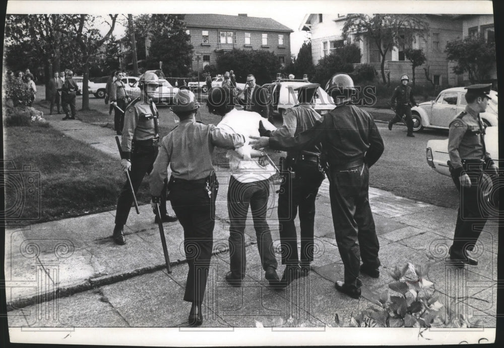 1970 Press Photo The Marcher Was Led Away After Being Handcuffed - Historic Images