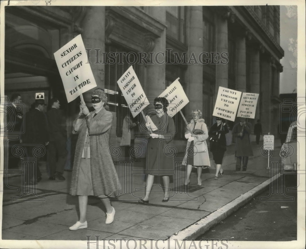 1962 Press Photo Property Owners from Redmond Protest Tax Assessments by Pickets - Historic Images