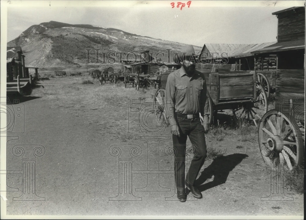 1983 Press Photo Bob Edgar Walks Through Old Trail Town a Historic Village - Historic Images