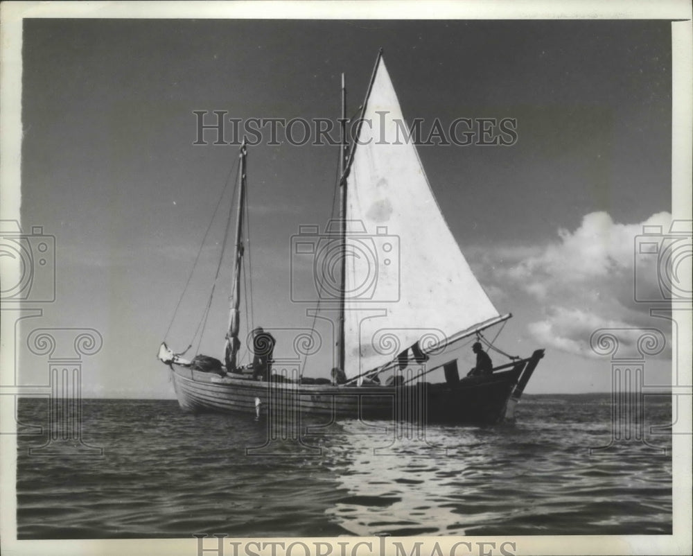 1943 Press Photo Sailboat - Historic Images