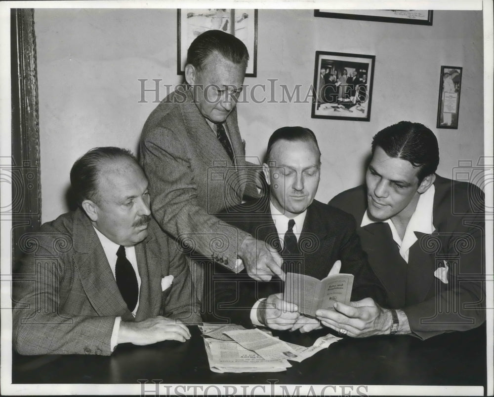 1941 Press Photo Buddy Baer &amp; His Manager Ancil Hoffman Shown Before D.C. Comm- Historic Images