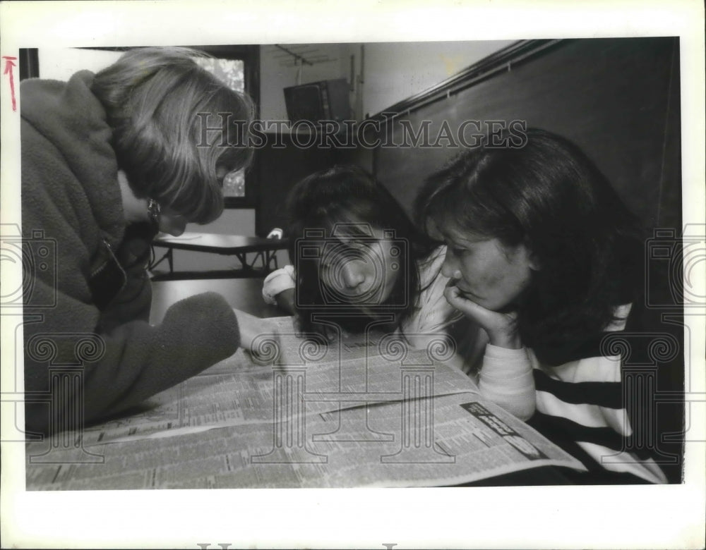 1993 Press Photo Tibetan Tsering Sangmo, Kalsang Choedon in Janis Wignall Class - Historic Images