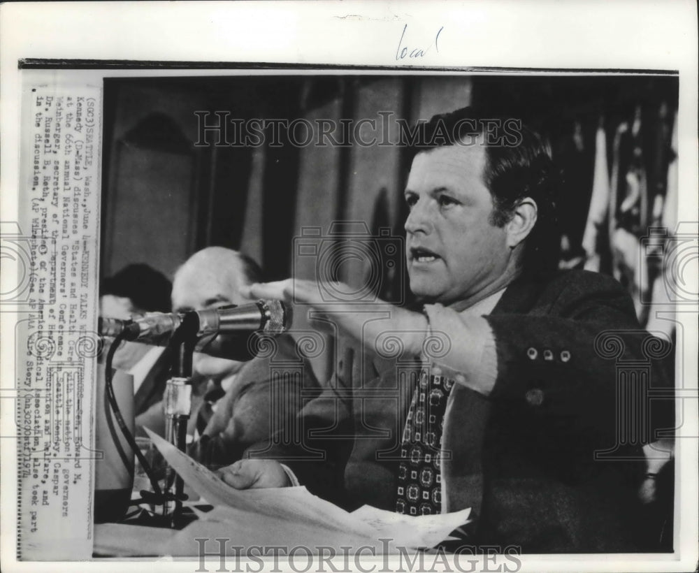 1974 Press Photo Edward Kennedy Discusses States and Healthcare, Governors Conf. - Historic Images