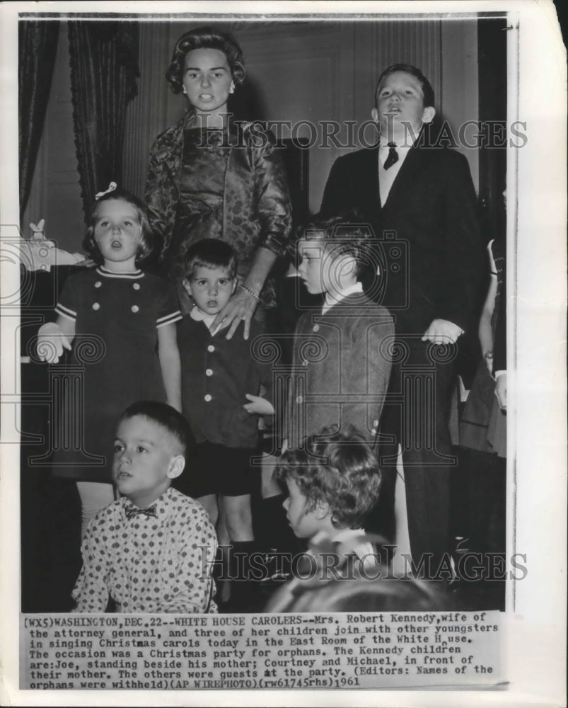 1961 Press Photo Ethel Kennedy with Children at White House Christmas Carolling - Historic Images