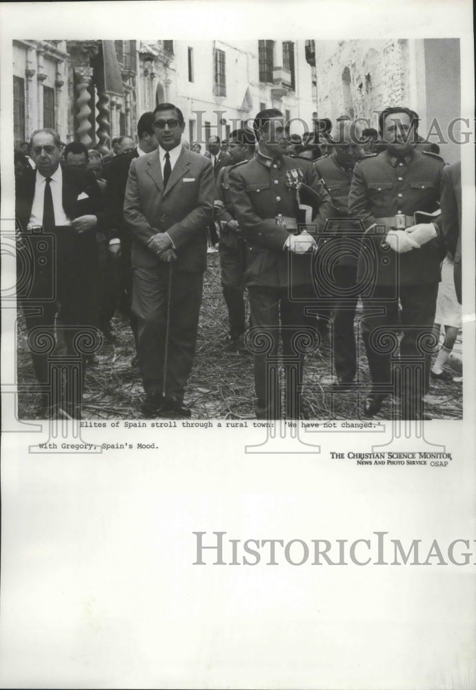 1977 Press Photo Spanish Government Official Walking in Rural Town - fux00908-Historic Images